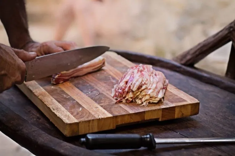 cutting dalmatian bacon e