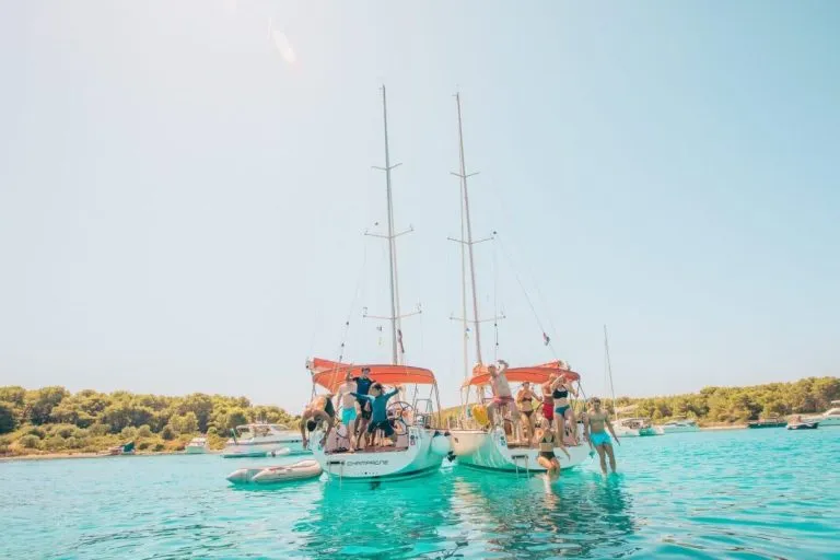 day sail friends fun