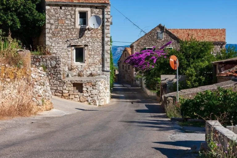 hvar road village